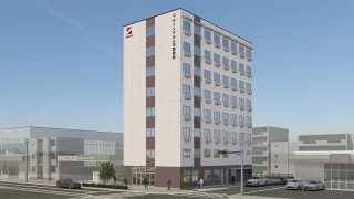 介護施設の建物外観。複数階建てのモダン建築で、周辺環境が見える。